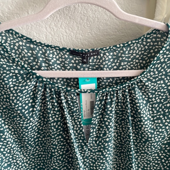 NWT dark green v-neck blouse with long sleeves. - Picture 3 of 8